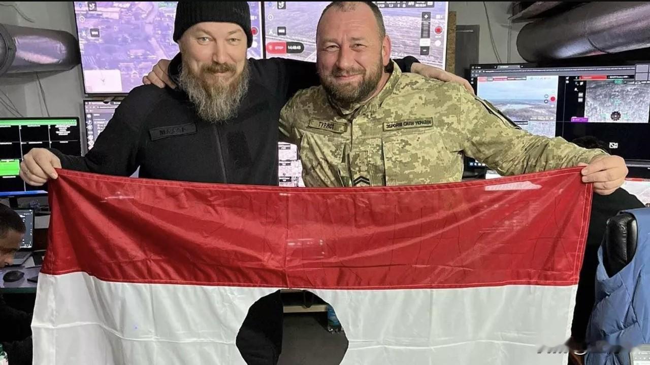 3月17日俄新社消息，乌克兰驻匈牙利大使山多尔与俄方通缉的乌无人机部队司令布罗维