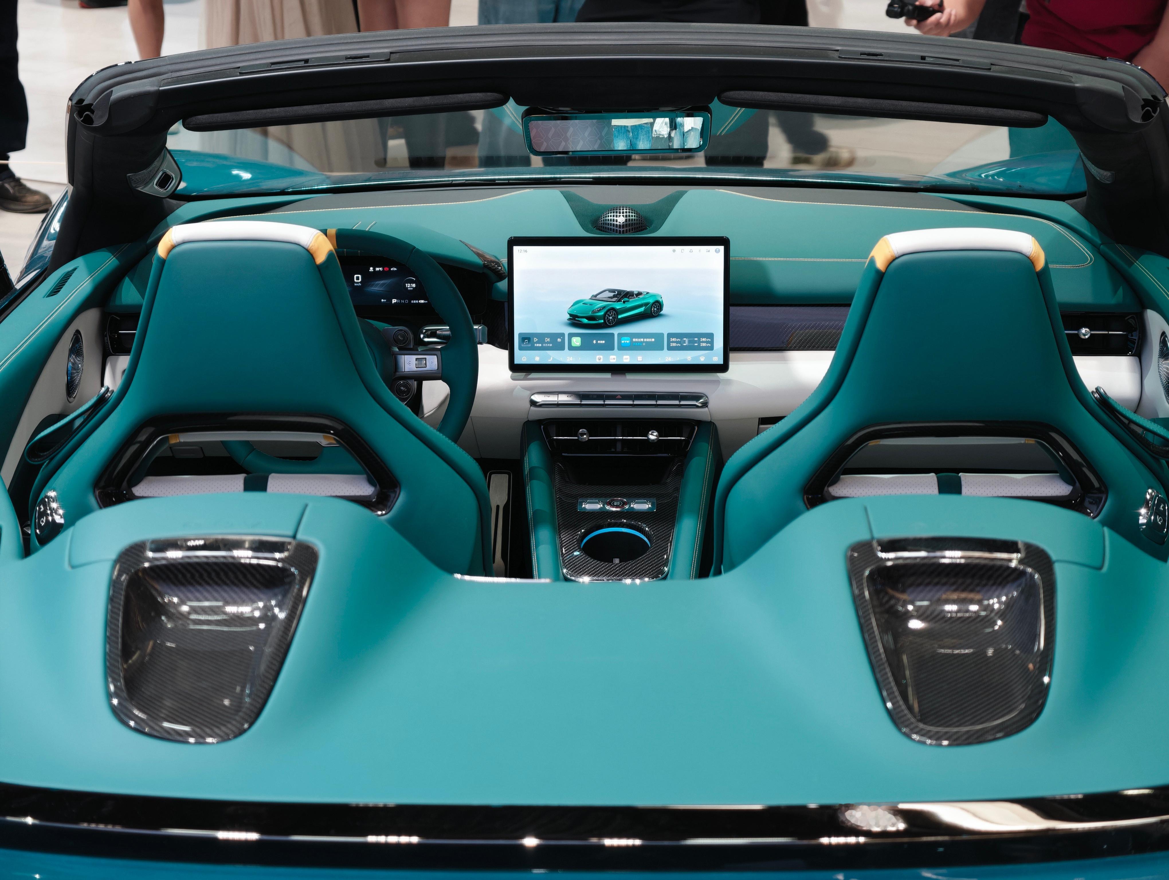 腾势Z电动跑车，实车很漂亮。不知道电池具体放在哪里，应该在驾驶舱后面，因此车子看