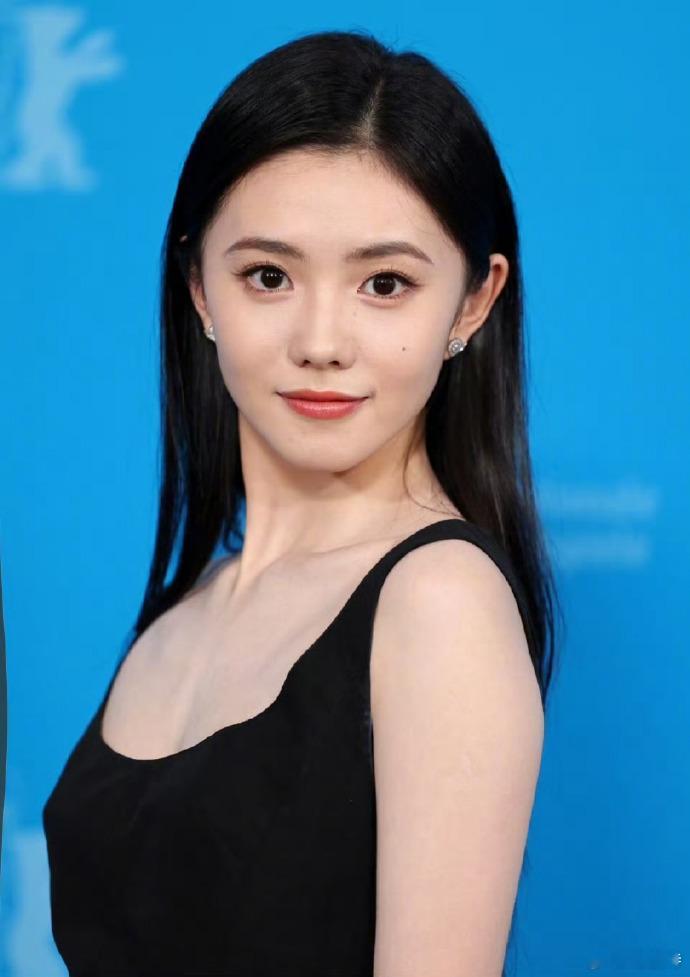 刘浩存柏林电影节惊艳亮相，黑天鹅造型美出新高度，仿若现场拍出绝美“证件照”，气质