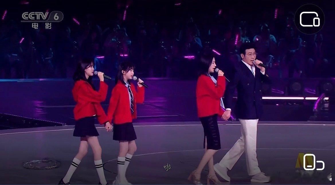 陆毅鲍蕾贝儿小叶子合唱陆毅鲍蕾贝儿小叶子合唱萱花草中国电影120周年活力之夜，陆