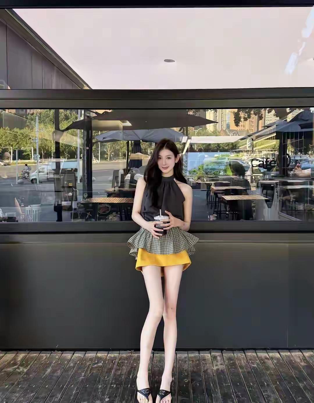 夏日穿搭指南：清爽无袖上衣+黄色短裙，轻松出街！🌞👗👠什么样子的女人才是最