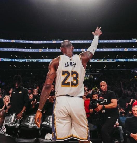 新秀赛季：20.9+5.5+5.9，真实命中率49%。
第23个赛季：20.9+