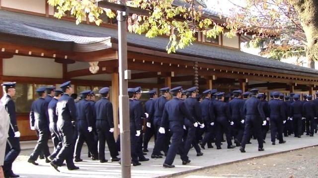 日本自卫队未来军官，集体参拜“靖国神社”12月11日，有日媒记者披露，近期日本防