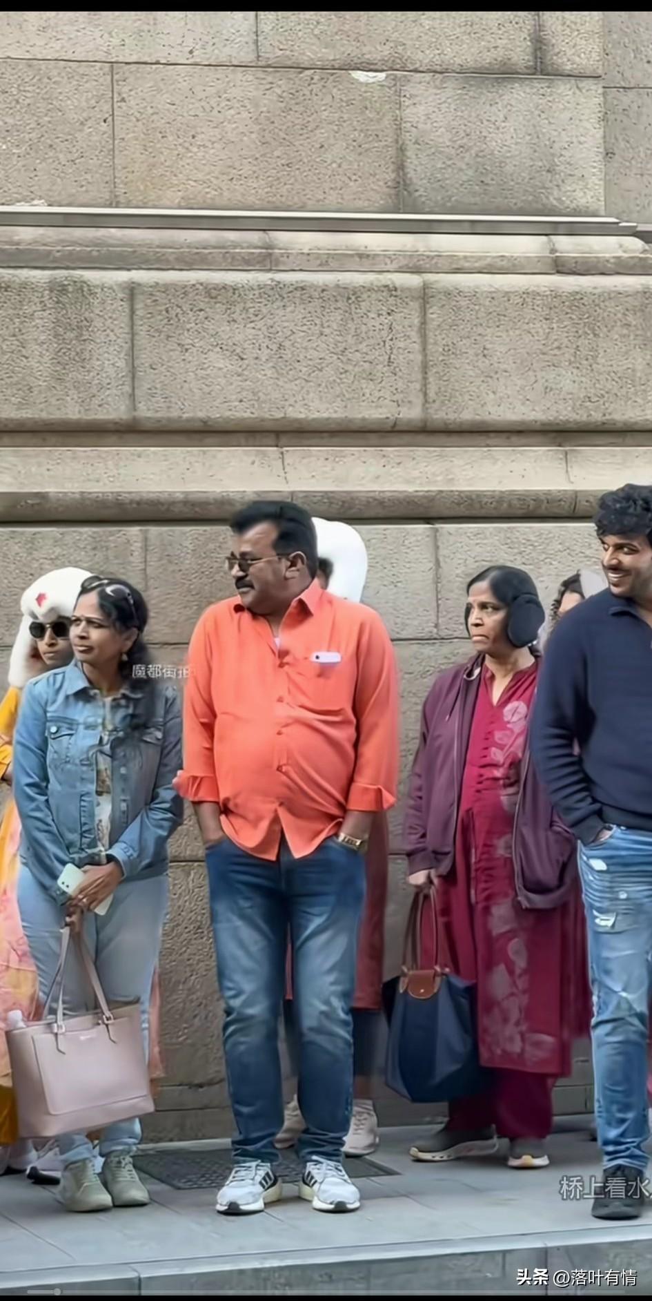 想让印度人给中国的旅游做贡献那是门都没有，一群印度旅行团来上海旅行，
逛完上海外