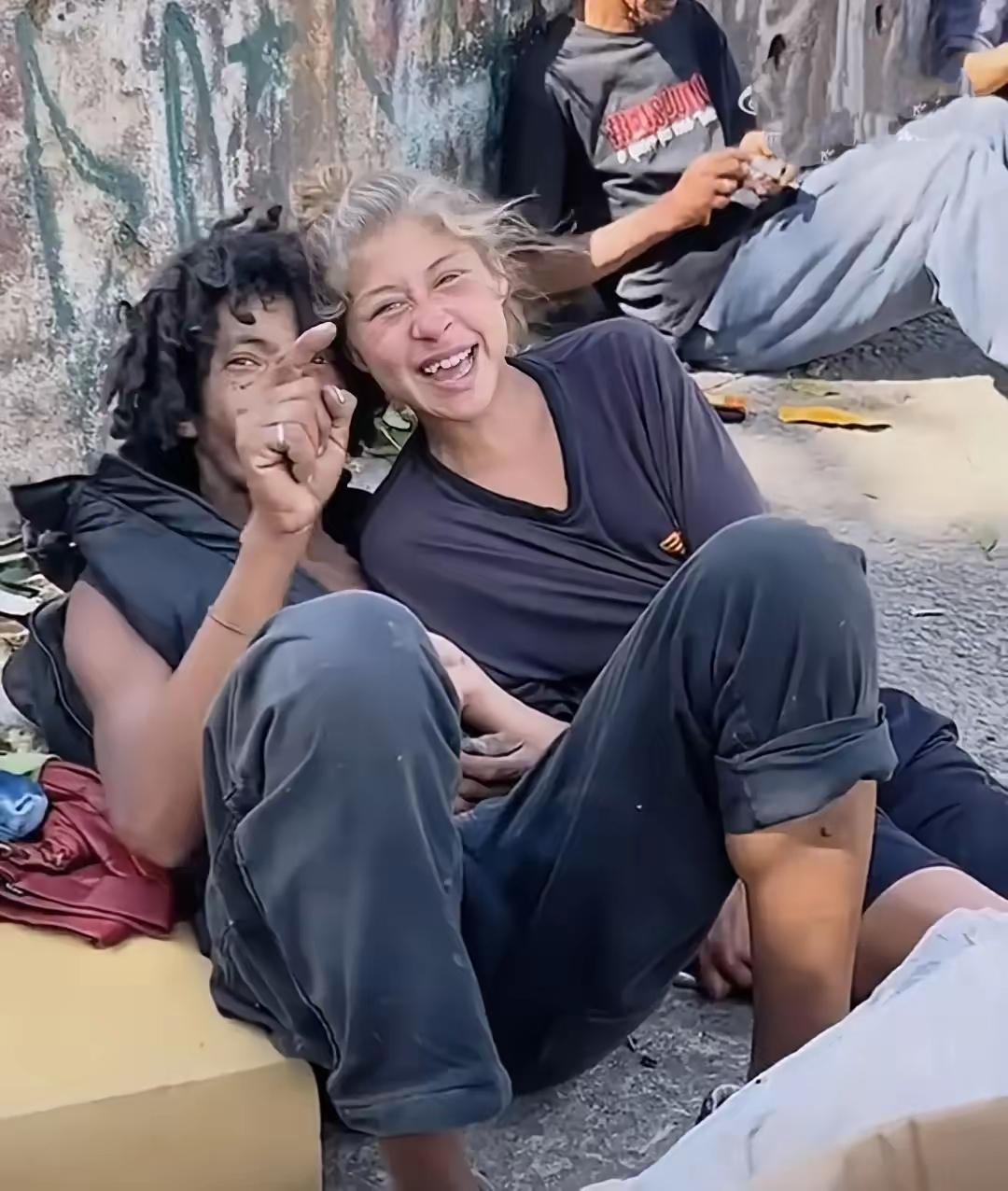 他们，他们还在找工作，只是现实情况是已经开始流浪了。只是他们还有彼此，还存在幻想