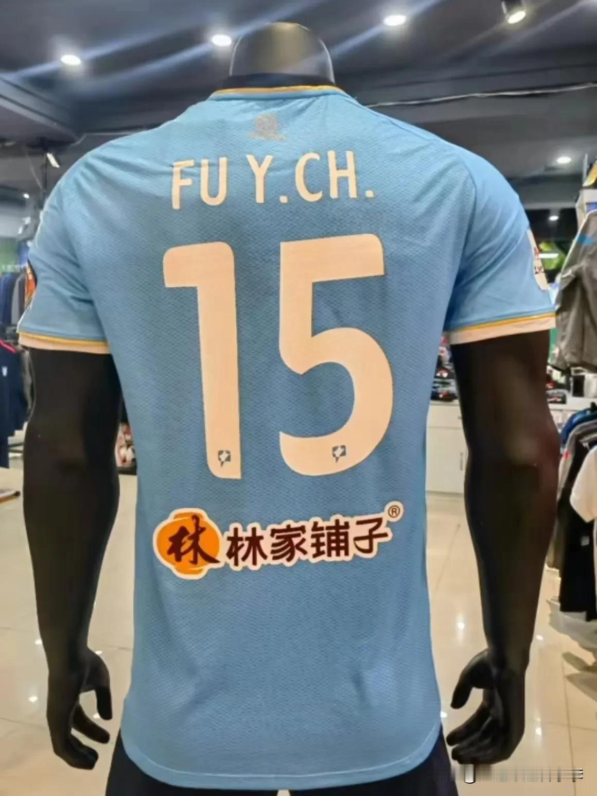 据了解大连英博队背后广告已定，为林家铺子，大连球迷这回买罐头知道买谁家的了吧，对