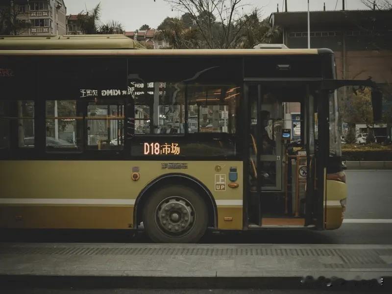 公交车上该不该给老人让座，一直争议不断。我觉得不能一概而论。如果老人头发花白、行