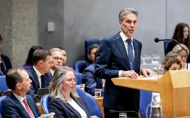 打着“国家安全”的旗子，把经贸规则踩在脚下过去这些年，谁都在喊“自由市场”“公平