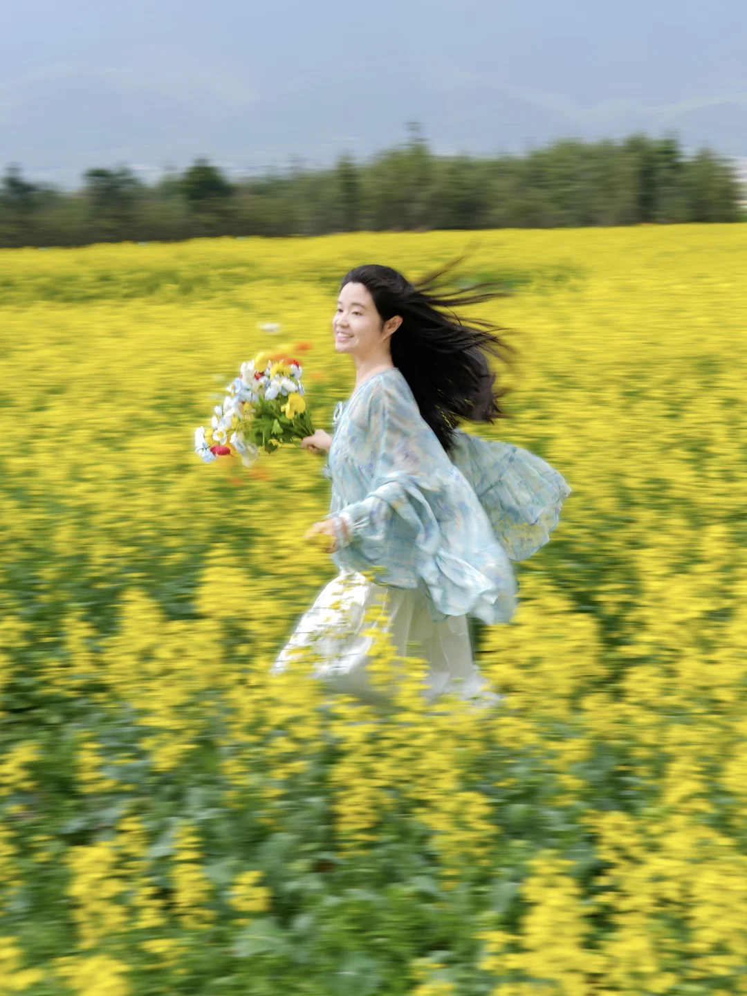 “从房子里走出去，站在春天中间……”