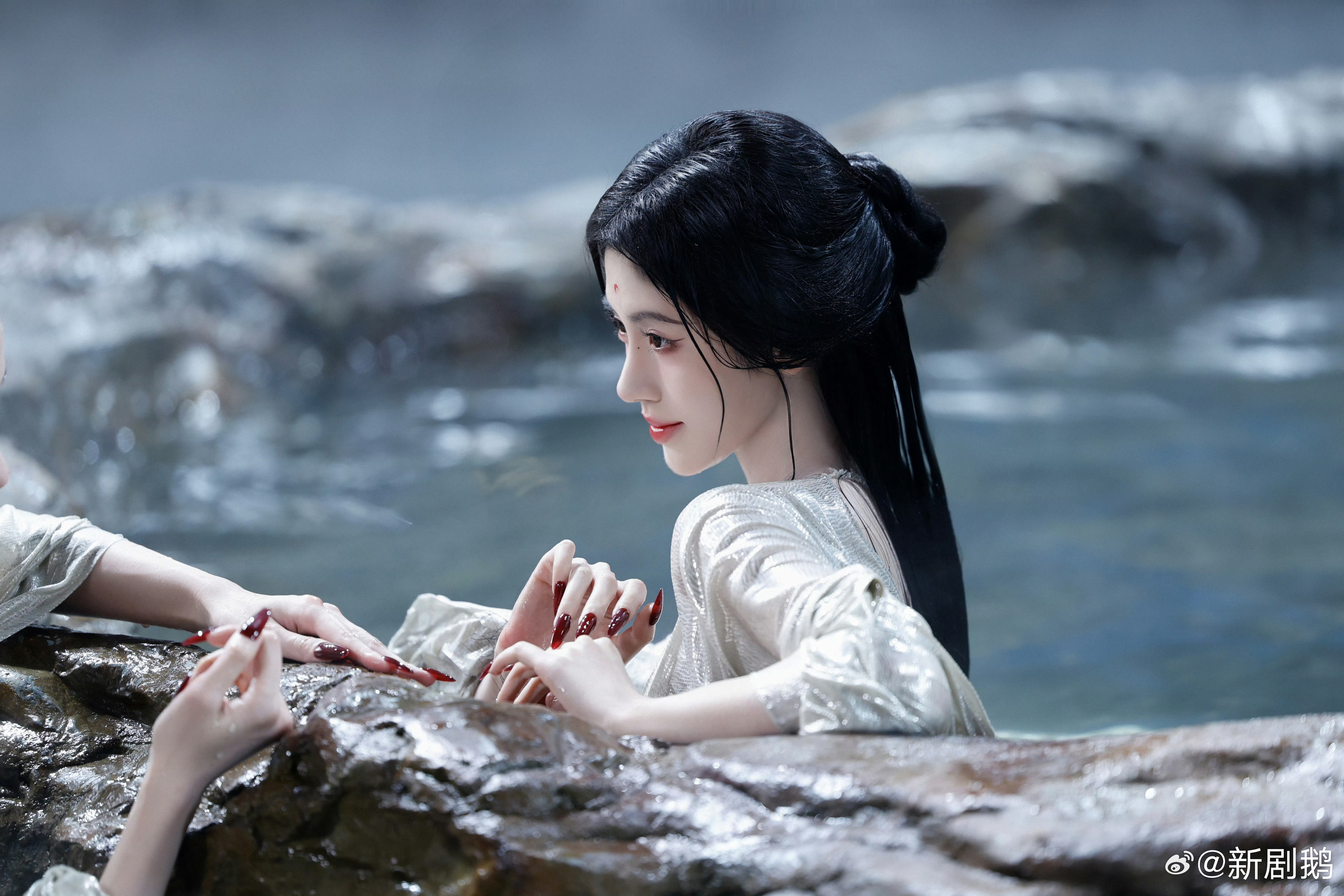 月鳞绮纪有自己的青蛇白蛇真的被惊艳到失语！鞠婧祎陈都灵把狐妖的灵与媚演到极致，同