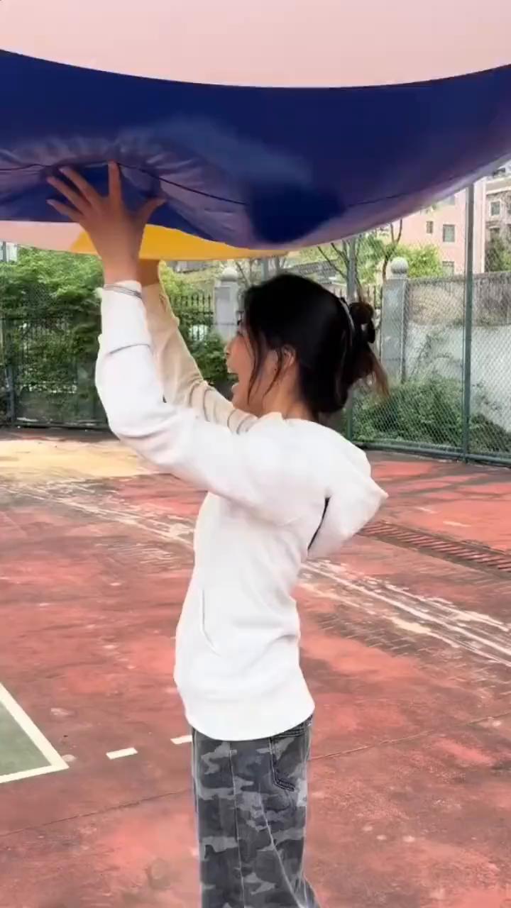 运动女孩的快乐时光。