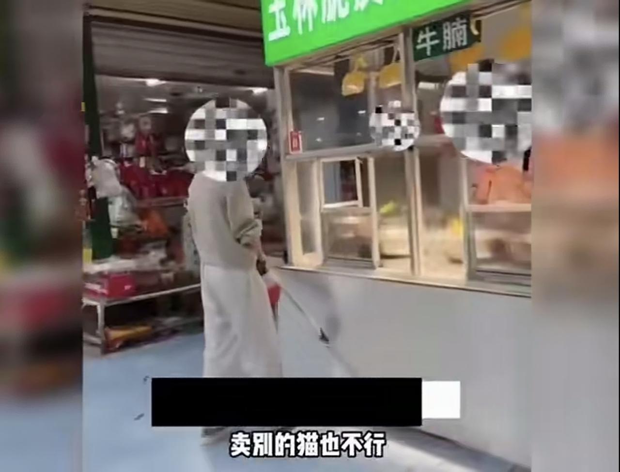 “为什么要卖？”一年轻女子“路见不平一声吼”，在一家卖狗肉的街边店前质问店主，说