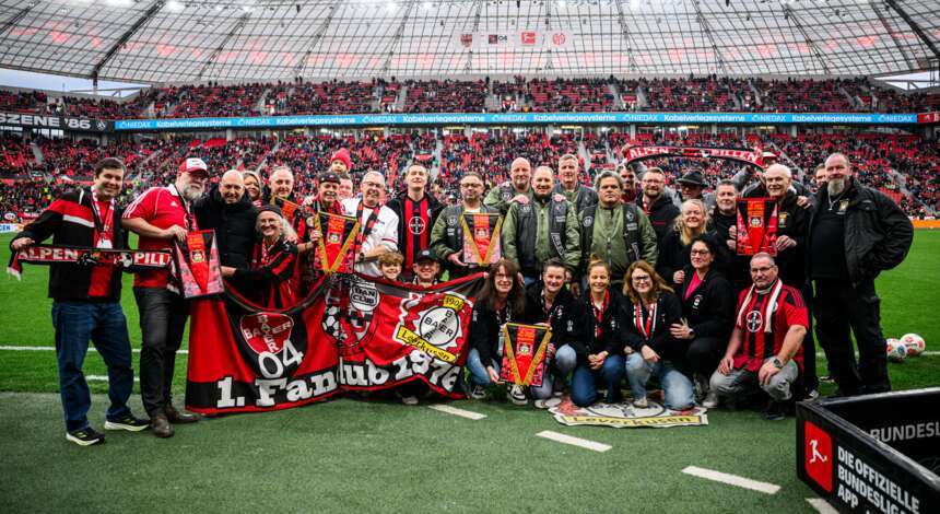 美国球迷在勒沃库森球迷组织庆典上受到表彰在与美因茨的比赛期间，勒沃库森为庆祝官方