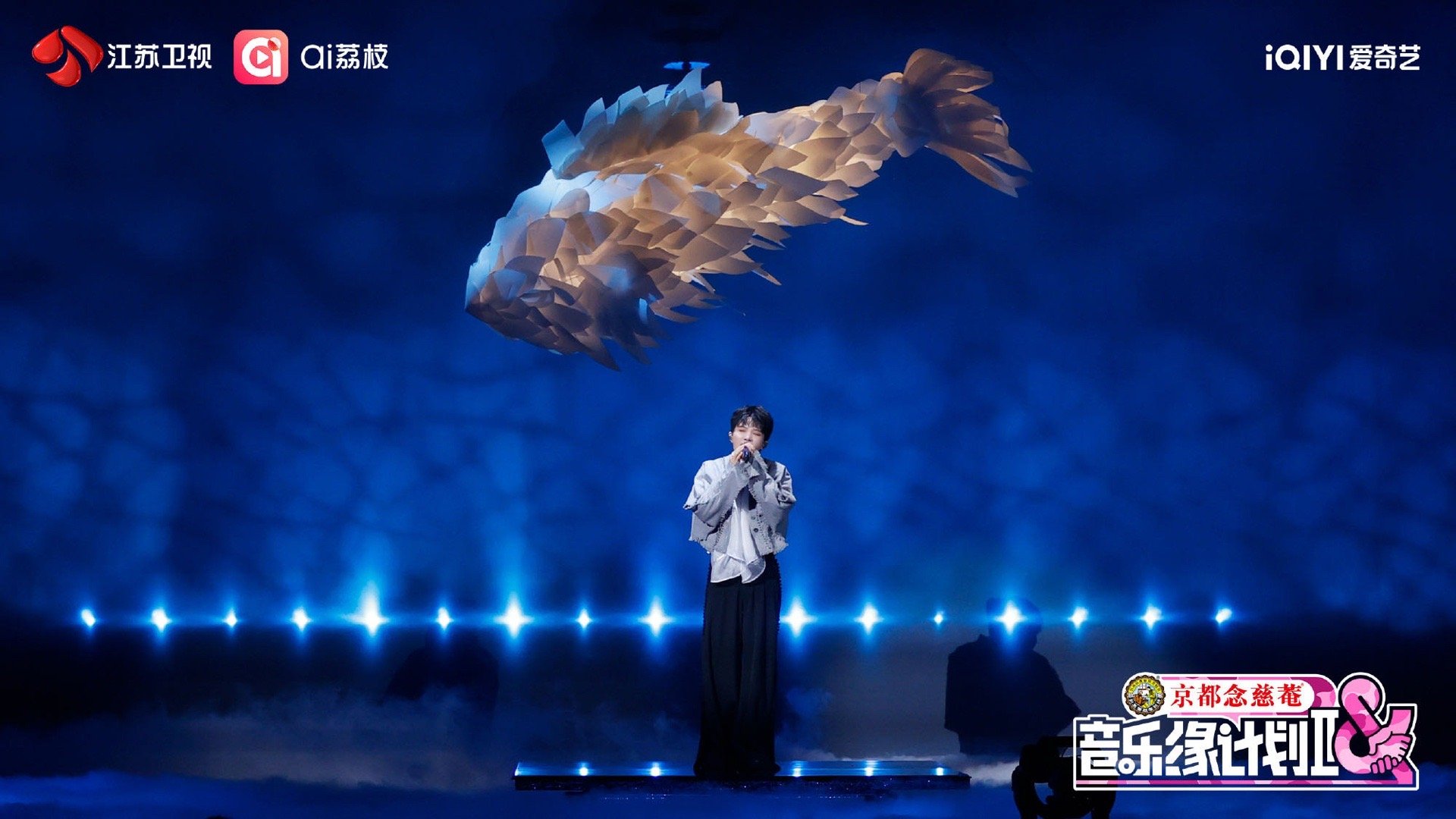 周深上一首破碎人夫下一首野猫挠人 论用声音虐心，周深是专业的！从《怜悯》的破碎人