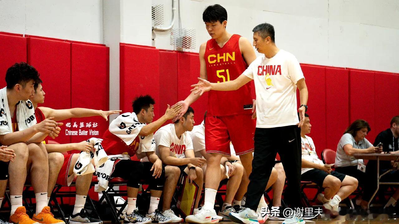 杨瀚森在美国随男篮国家队拉练，听闻一消息，摩拳擦掌，曾经被自己打爆过的奇才榜眼萨