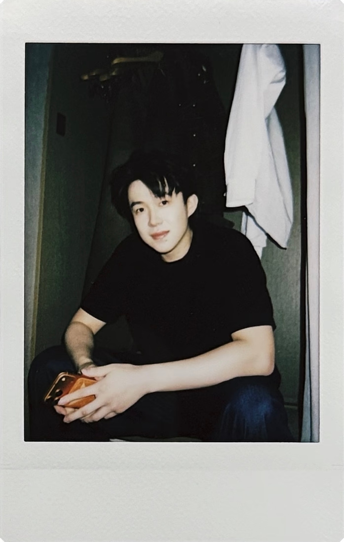 帅父就这样慷慨的放出生活休闲向拍立得 随便一件黑t 感觉是坐在衣柜那说拍就拍了夯