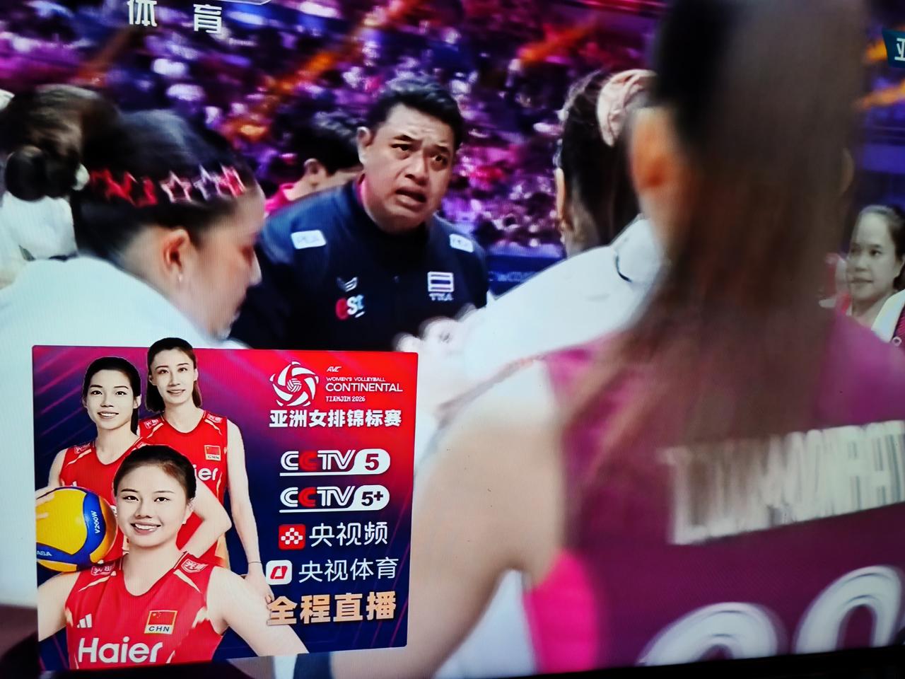 女排亚锦赛决赛，中国女排对阵泰国女排，前两局中国女排20：25，25：11，第二