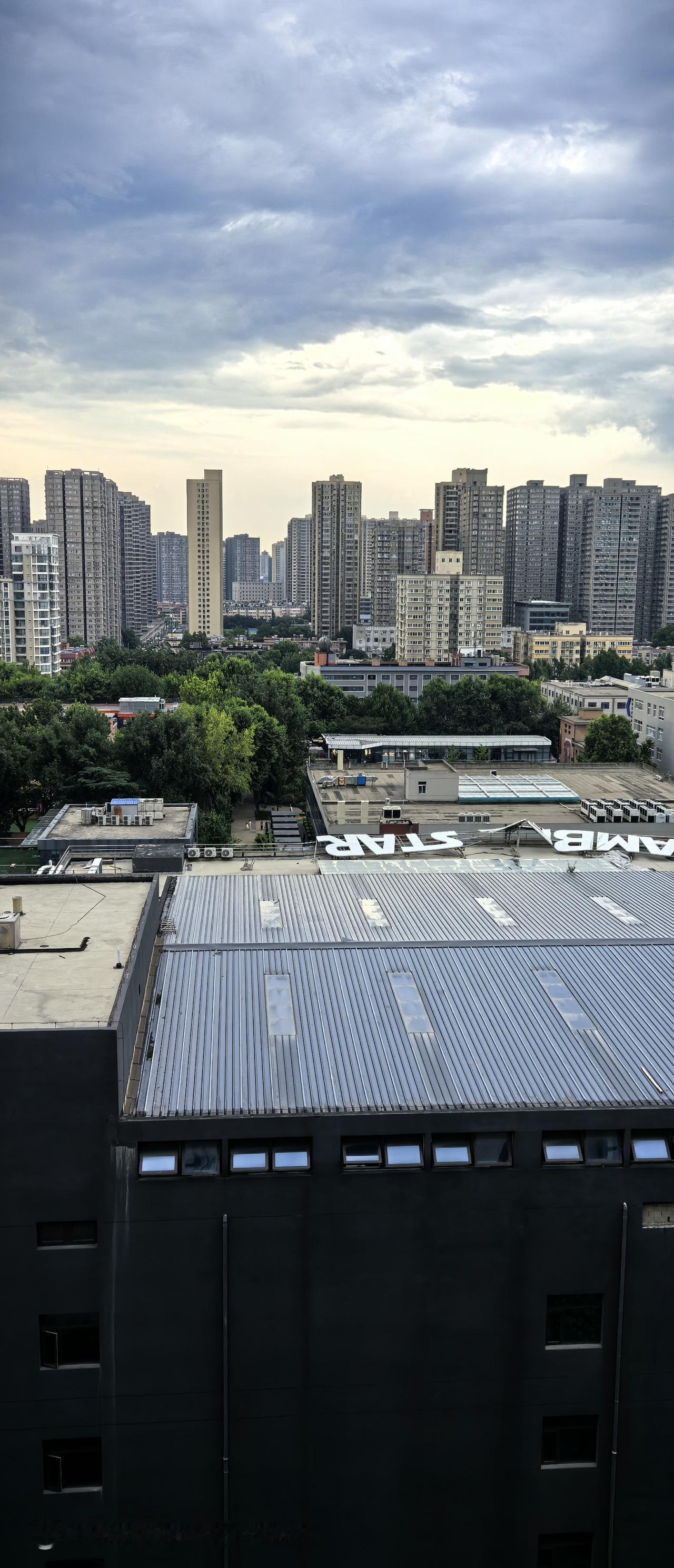 西影路（电影园区），大唐芙蓉园，大雁塔附近天气晴朗，竞然没有落雨。近在咫尺，两重