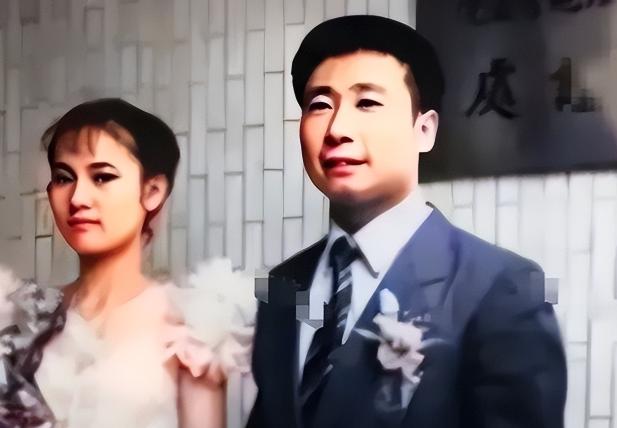 1983年，背叛大陆的飞行员王学成在台湾完婚，在结婚现场上，王学成笑得非常开心，