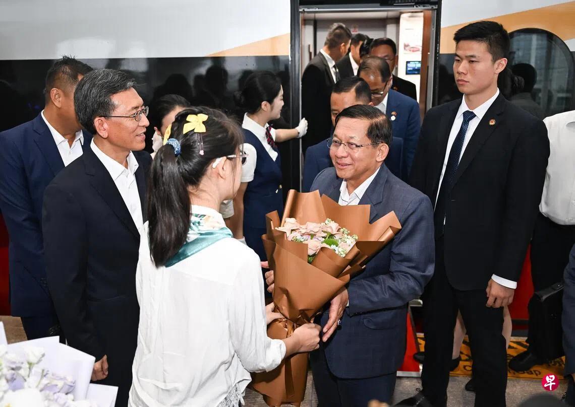 敏昂莱这次没有匆匆离开，而是在中国多个城市展开参访。这个变化，比一场会谈更值得关
