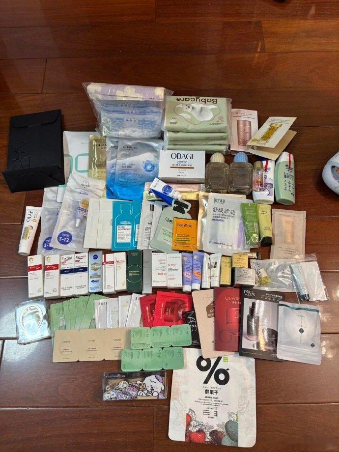 谁还没到李佳琦直播间抢小样 提前做好蹲守准备，紧盯直播间不错过一单 