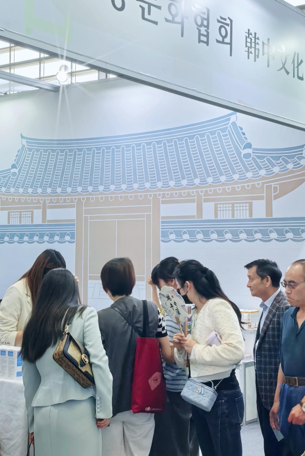 去了韩国展厅，感觉老祖宗早把文化的密码藏在弧度，与花纹里，图片中藏着3处中韩文化