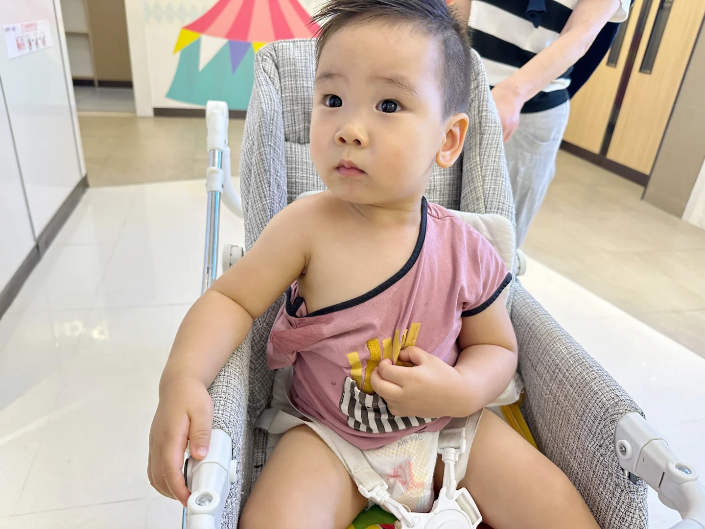 有的人吃饭把半边肩膀打湿了