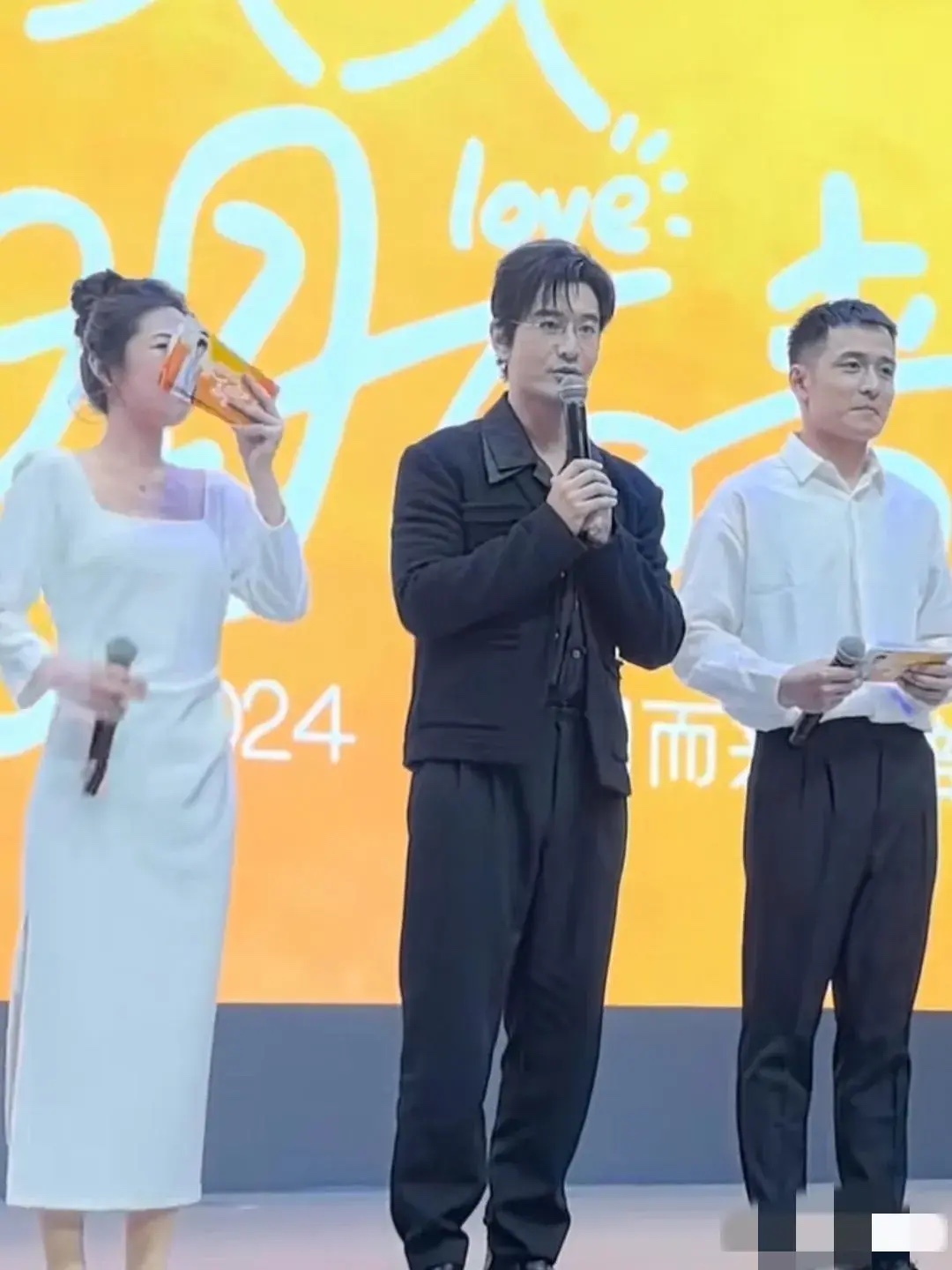 #黄晓明回应近期舆论# 黄晓明回应与叶珂近期舆论：能让大家乐呵一下也很乐呵。10