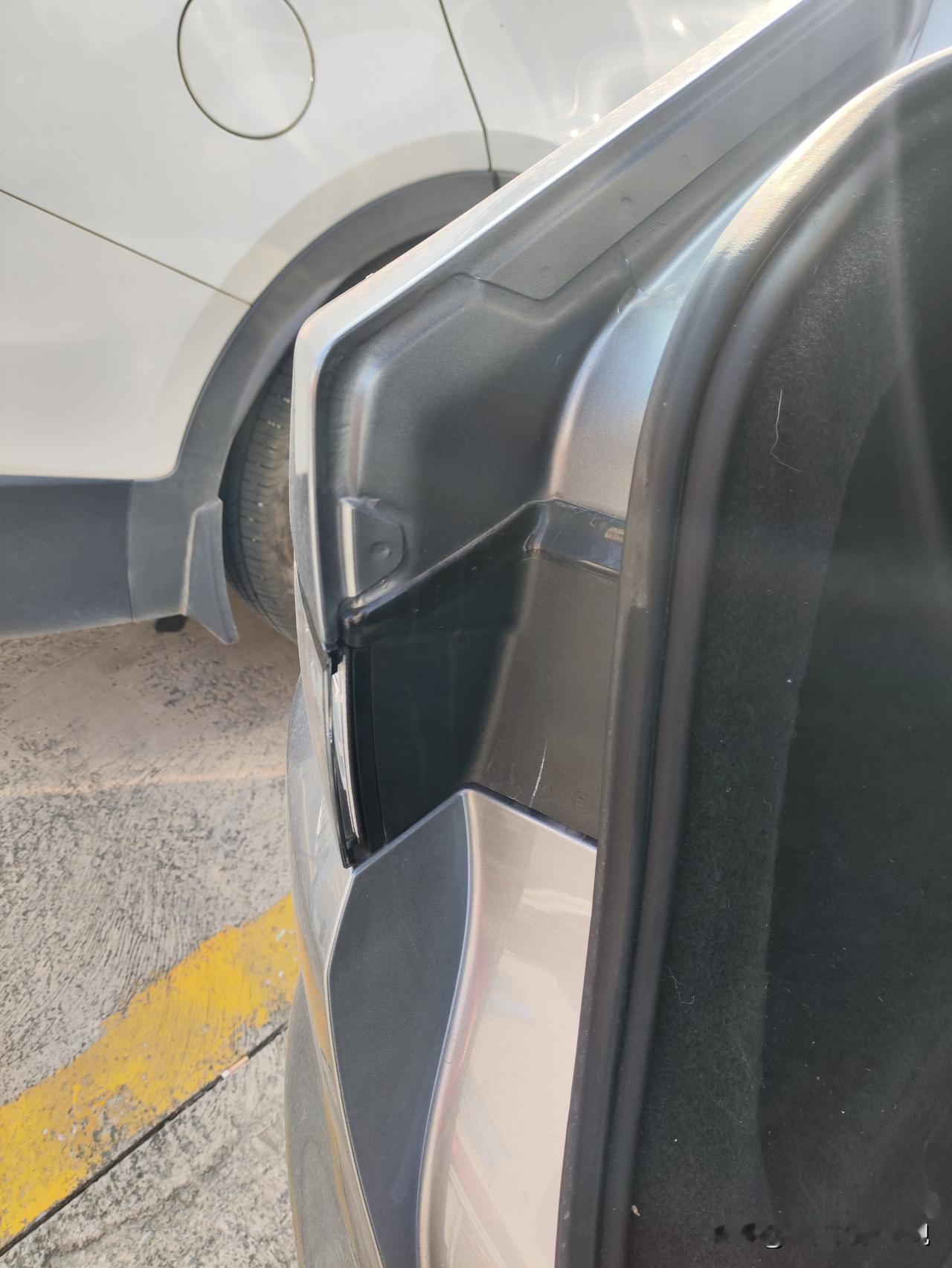 分享我这周有趣的事：都说国产车的后尾灯不好拆，今天看了一下自己的比亚迪。也没有大