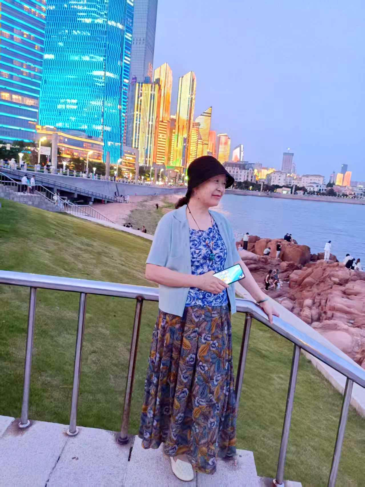 青岛的盛夏一般是从7月开始，那时旁晚遛弯一般就不会去青岛第三海水浴场附近的海边了