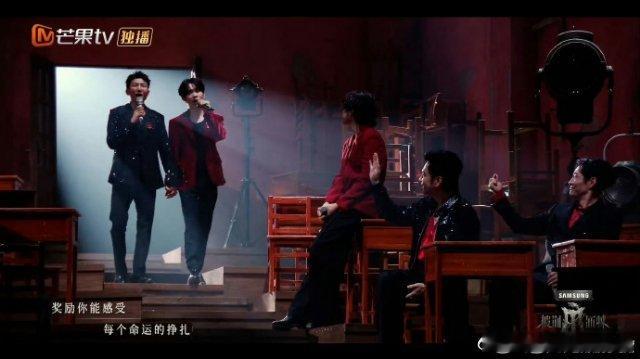 #送你一朵小红花披荆斩棘大合唱#没想到披哥的快乐时光这么快就结束啦，大合唱送你一