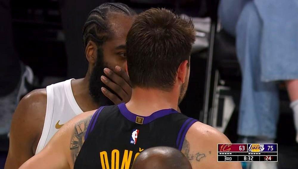 一个捂嘴，一个倾听，哈登和东契奇聊了啥？

湖人主场127-113拿下骑士，比赛