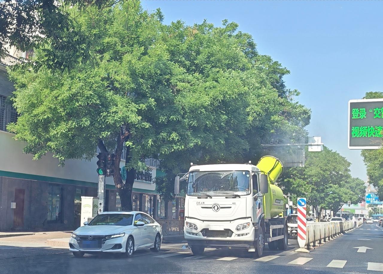 这回大家别说在保定能看各个省市的洒水炮车了，把牌子摘了这下你们分不清是哪里的了吧