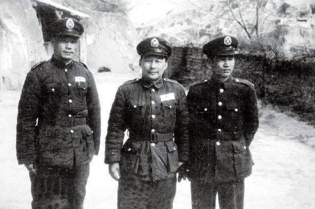 解放战争期间国军将领合影，中间是胡宗南，左右两位是？解放战争老照片