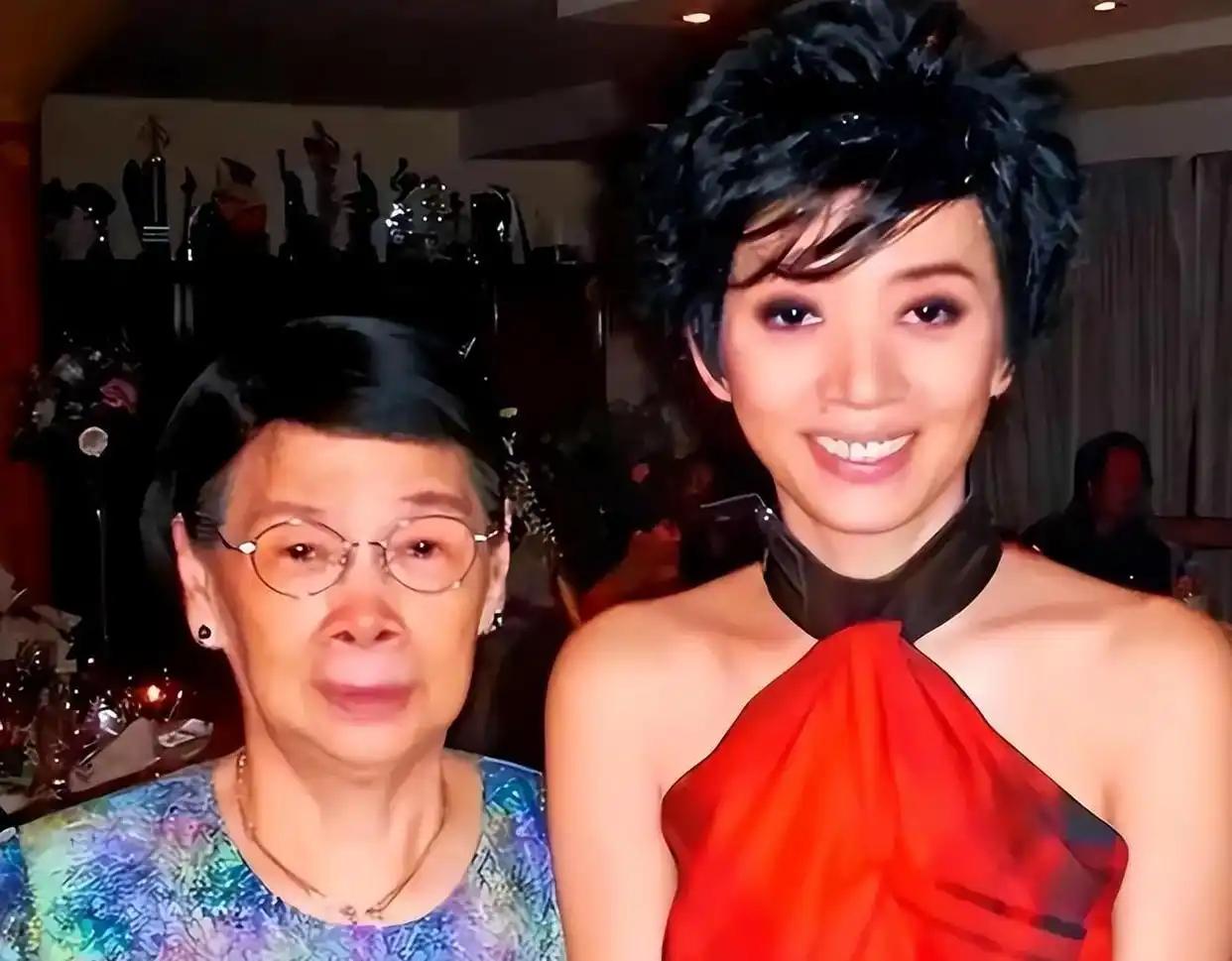 8月30日，梅艳芳母亲覃美金去世，享年102岁。
梅艳芳4岁半就被她亲妈覃美金逼