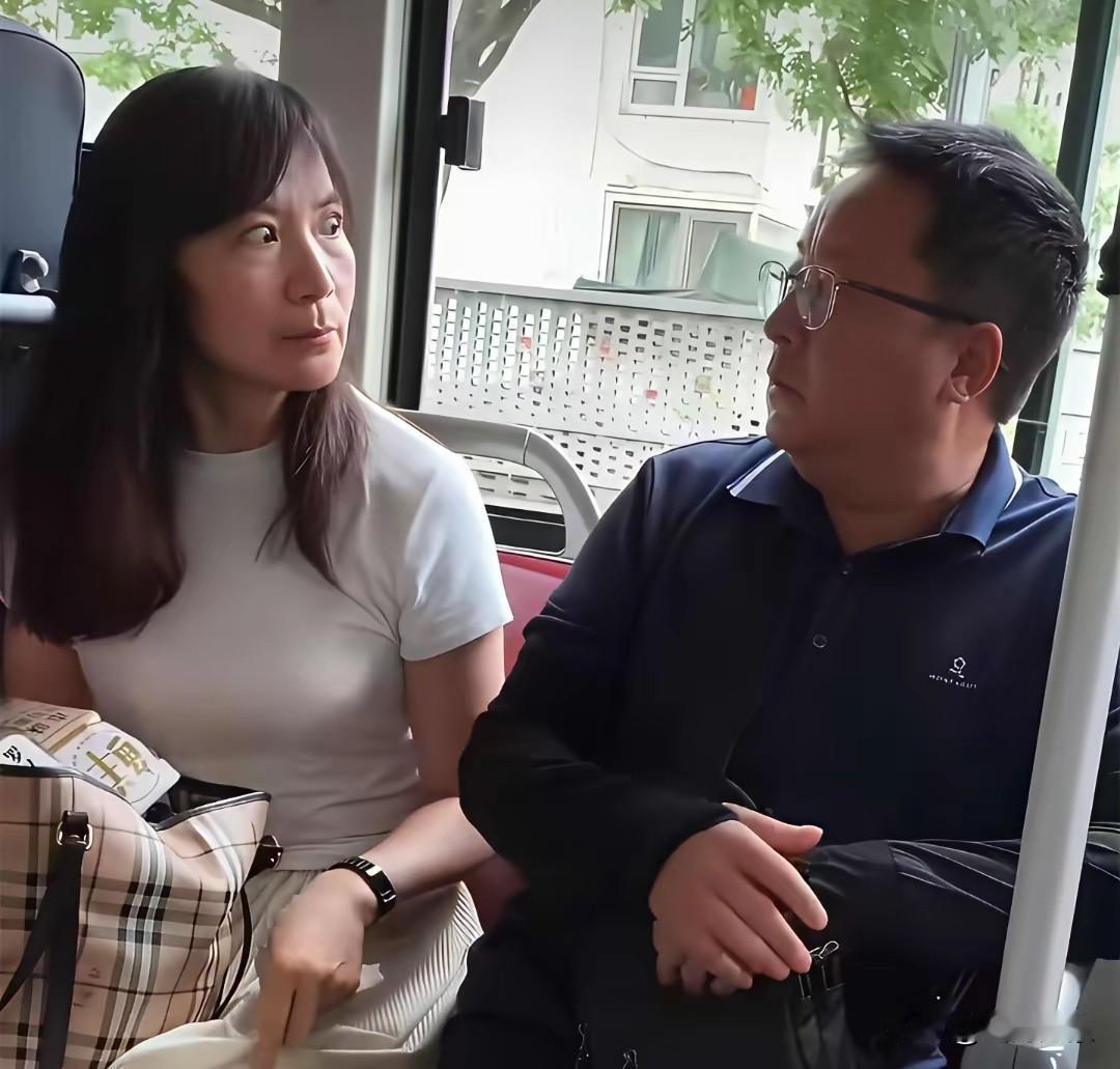四目相对，男子已经输了！
小编：坐公交车，相互挨着坐是最正常的事情！