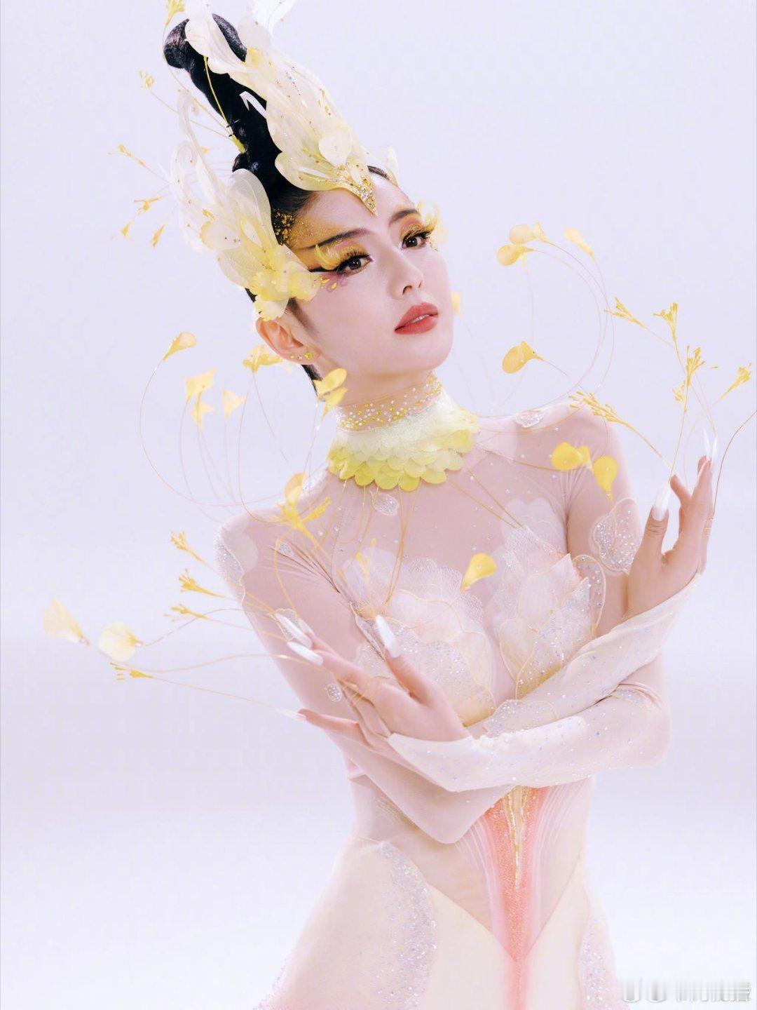 佟丽娅神女舞姿 佟丽娅在舞台上的舞姿真的太绝了，翩若惊鸿婉若游龙，一姿一态全是东