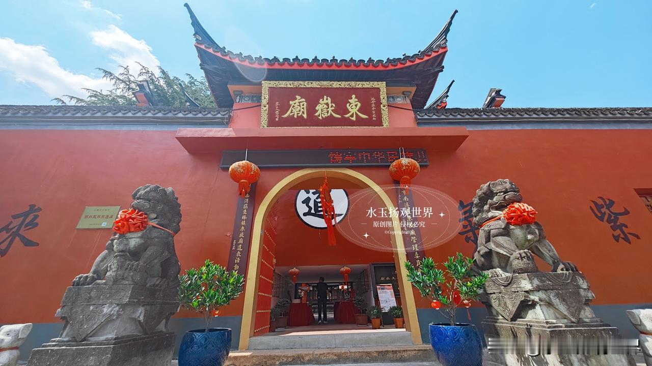 逛双林古镇，多数游人只顾着打卡三石桥、寻访丝绸老铺，很容易错过东石漾岸边这一方红