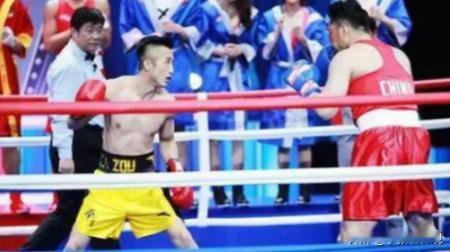 2016年，樊少皇公开挑战“拳王”邹市明，登台后，92斤的邹市明对160斤的樊少