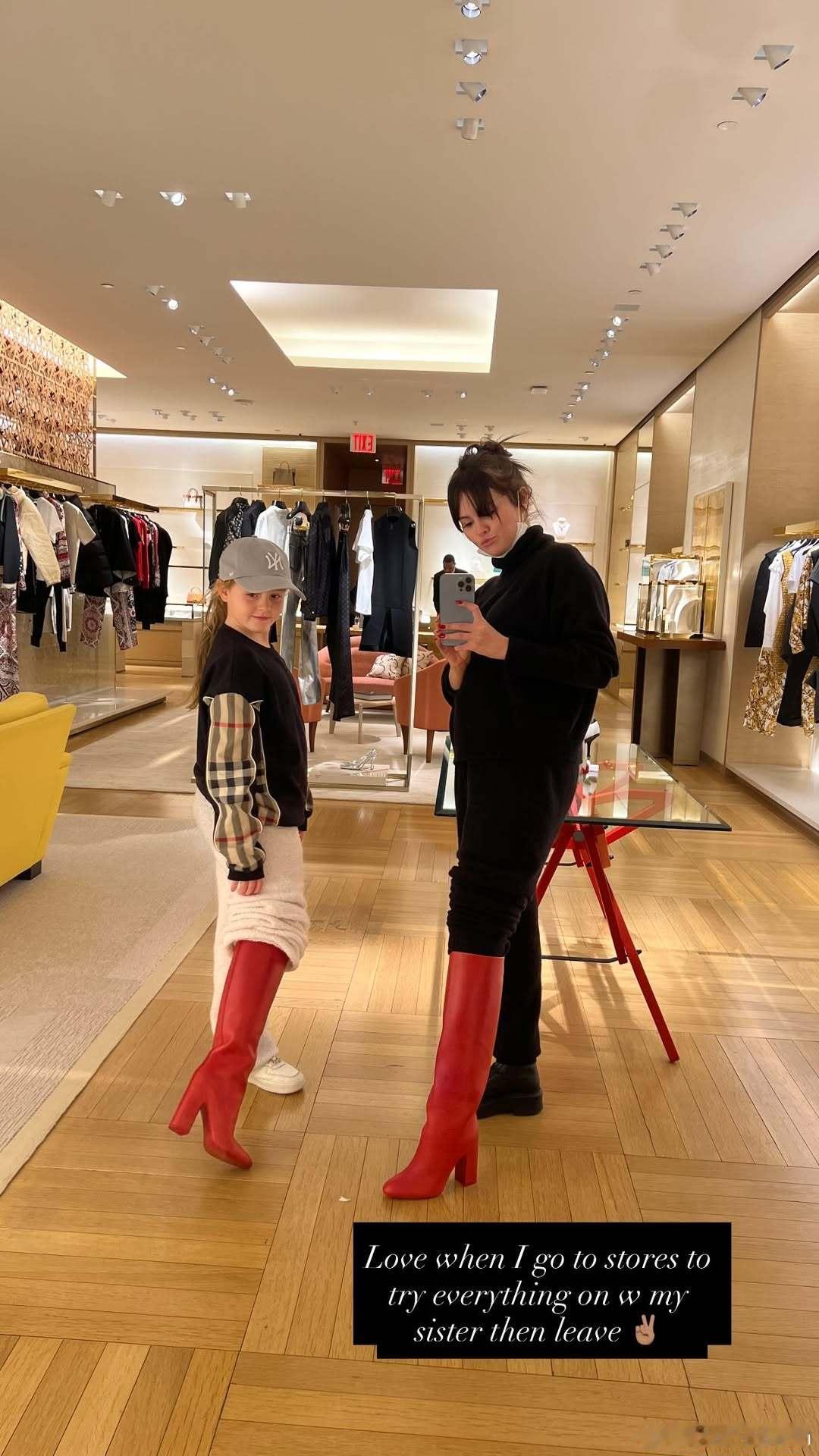 Selena Gomez赛琳娜戈麦斯旧照分享：最爱带着妹妹Gracie到店里试各