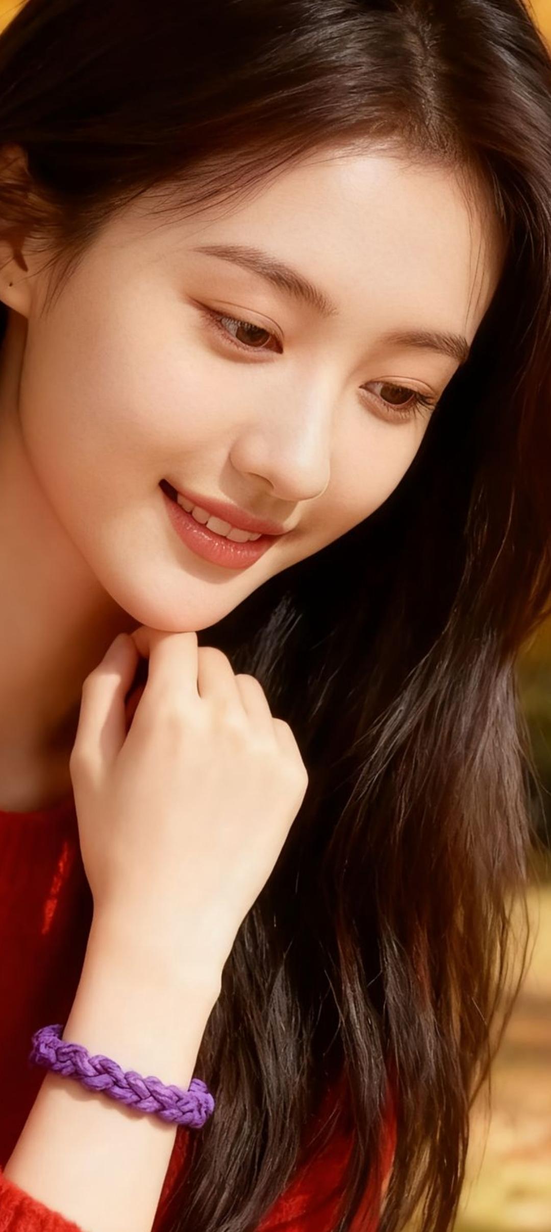 温柔甜美的少女，紫色手链点缀，散发自然魅力。