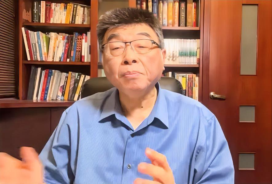 台湾名嘴邱毅8月16日凌晨发文，指出韩国瑜飙骂傅崐萁的背后，导演是美国人！“关键