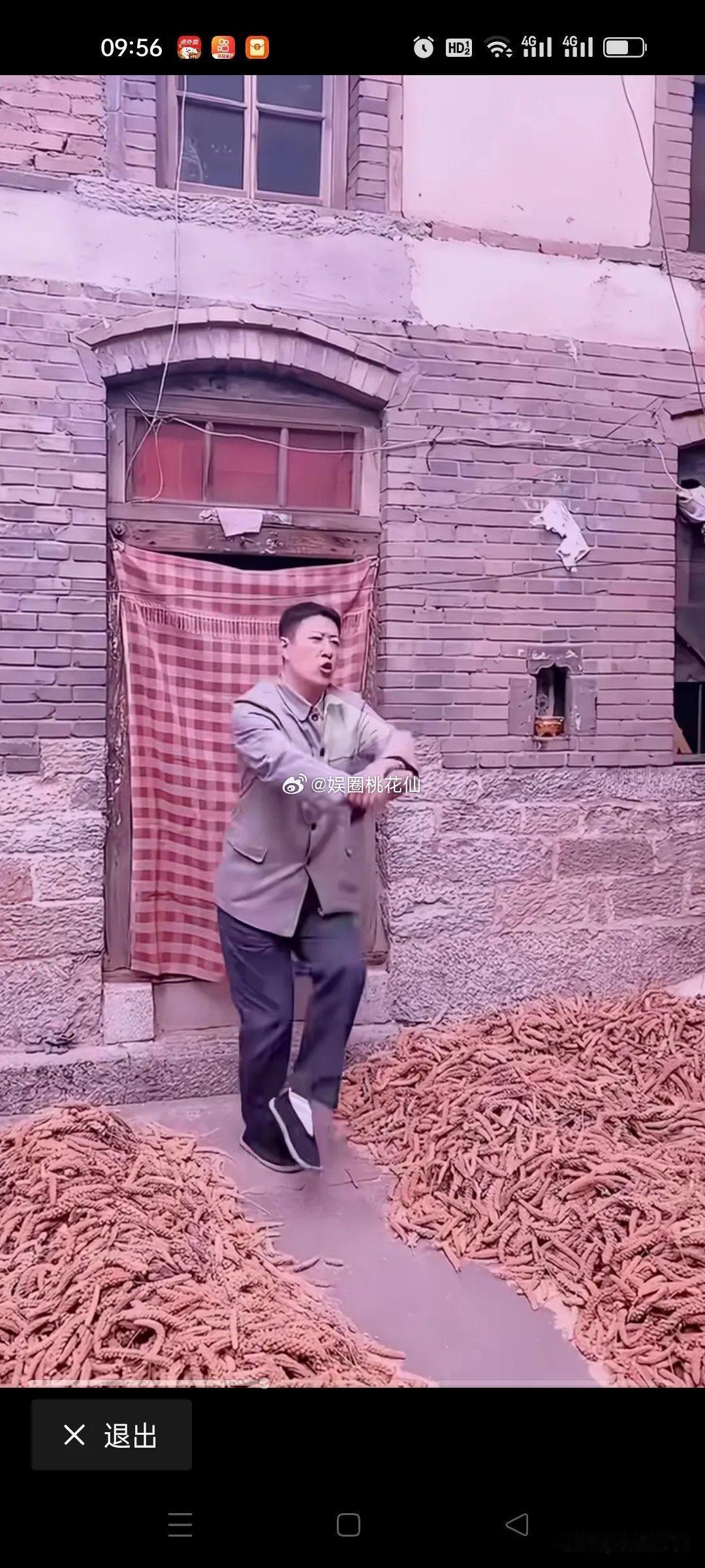 于震这波操作真把我笑喷了！穿件灰布中山装，配着宽腿裤和黑布鞋，往老砖房门口一站，