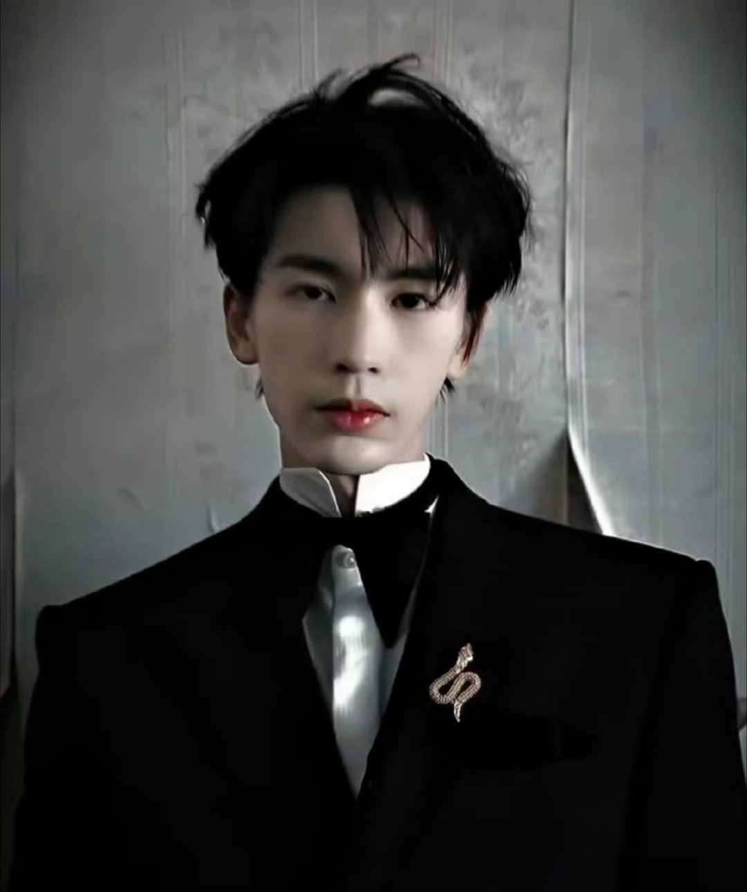 张凌赫工作室 拍出了张凌赫的死角他是360度无死角。  除非你找出第361度。 