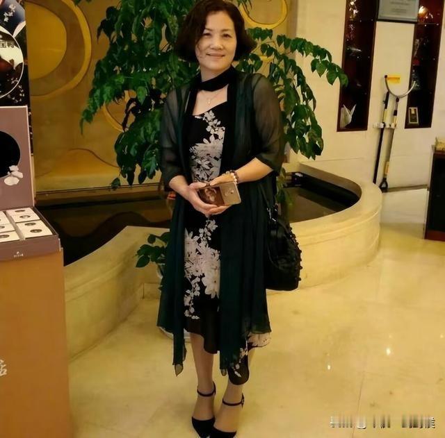 女领导今天忽然把我喊了过去。
她问我老斑鸠是什么意思？因为有人骂她老斑鸠。
我小