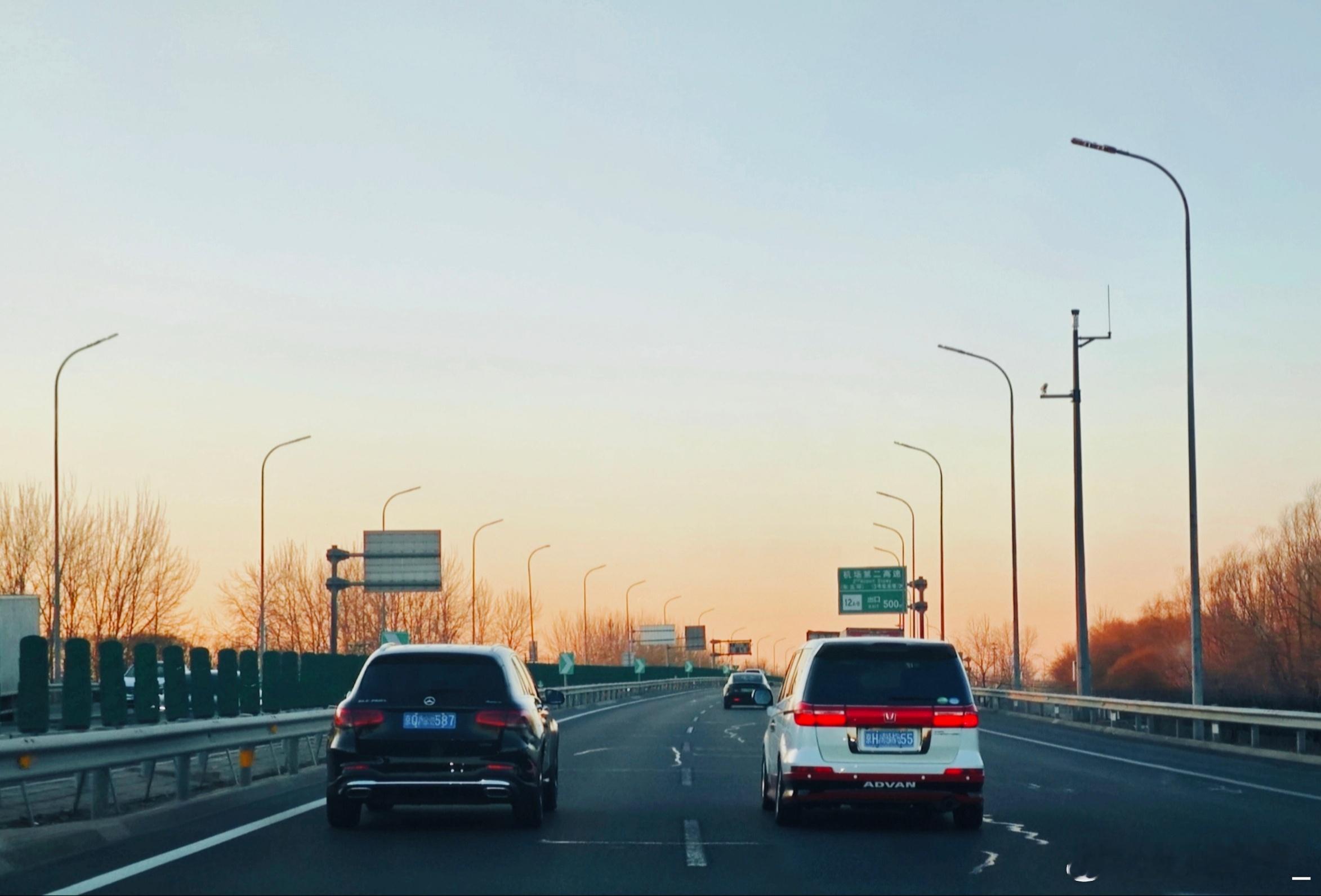 iAcro著名艾力绅充满生活气息的小车 iCAR v23白色ZD8 STi-Sp