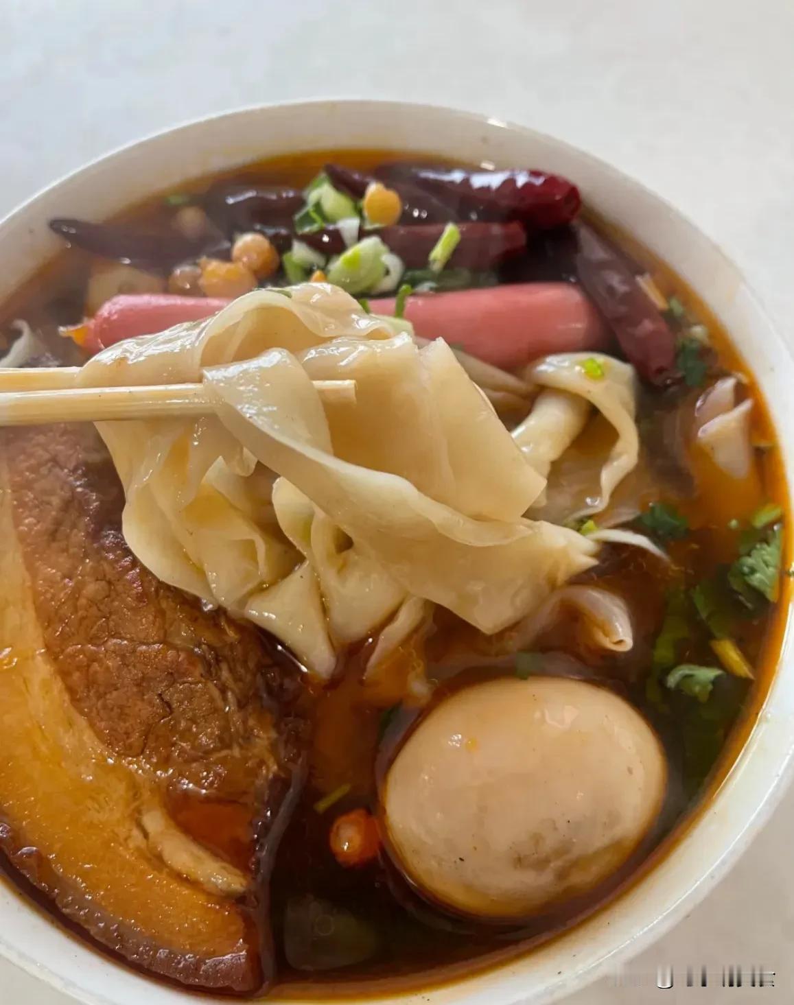  月明楼市场靠炉院街那边后门的小巷子里有个牛肉板面馆，地方不大，常年老顾客扎堆吃