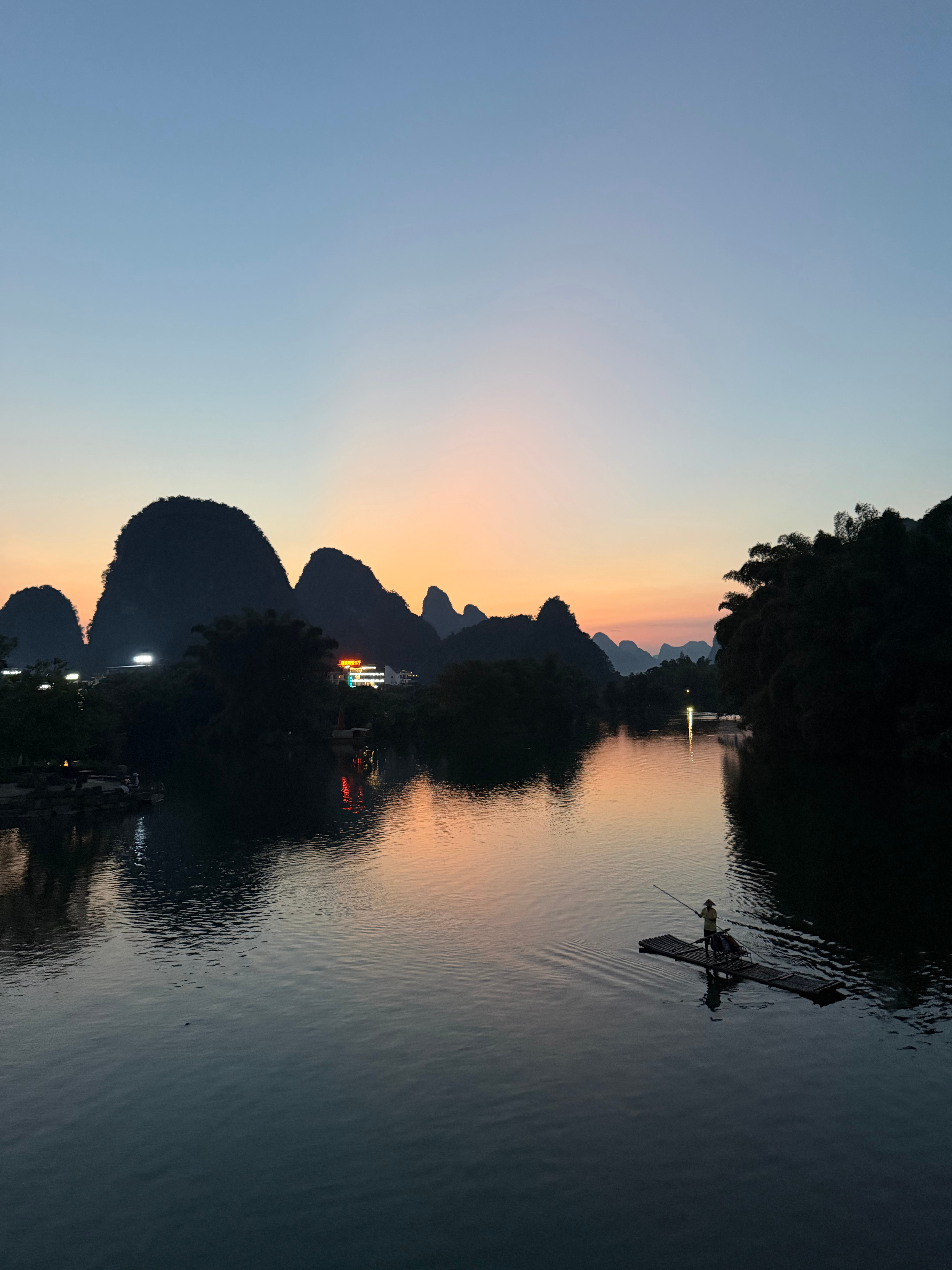 风景如画有没有！不愧是传说中的“桂林山水甲天下”。这里是在十里画廊的工农桥哈，非