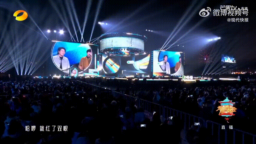 周传雄阿杜元宵喜乐会舞台太行山谷的实景舞台太加分！花灯映着两位歌手的身影，歌声顺