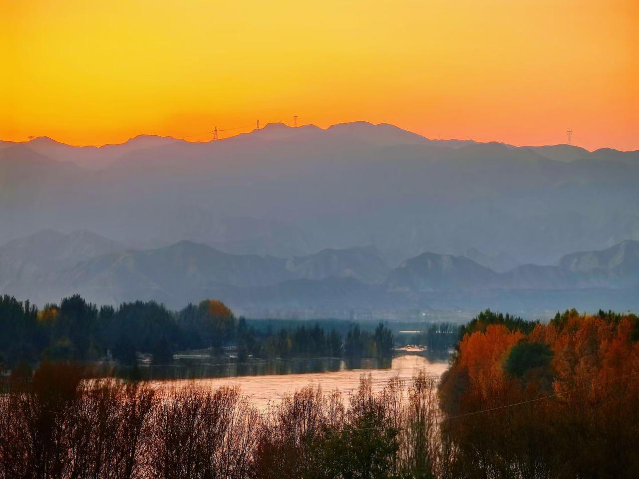 夕阳下的山水画卷，静谧而美丽。